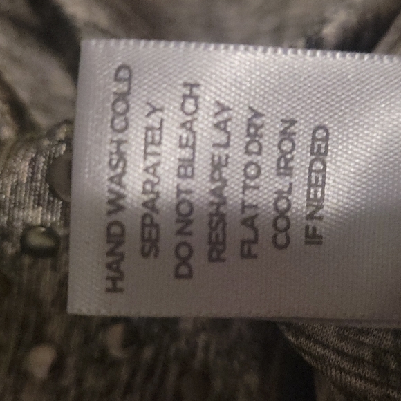 Avenue ~ Very soft top with decoration on chest area ~ very comfortable top - Picture 7 of 7